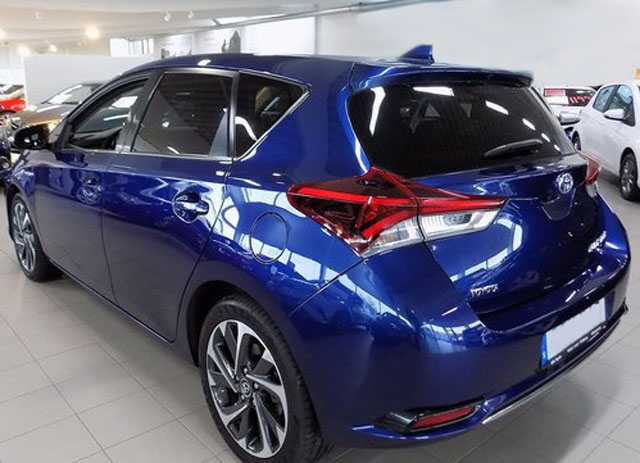 Mörkblå metallic Toyota Auris Hybrid stulen i Limhamn, Malmö