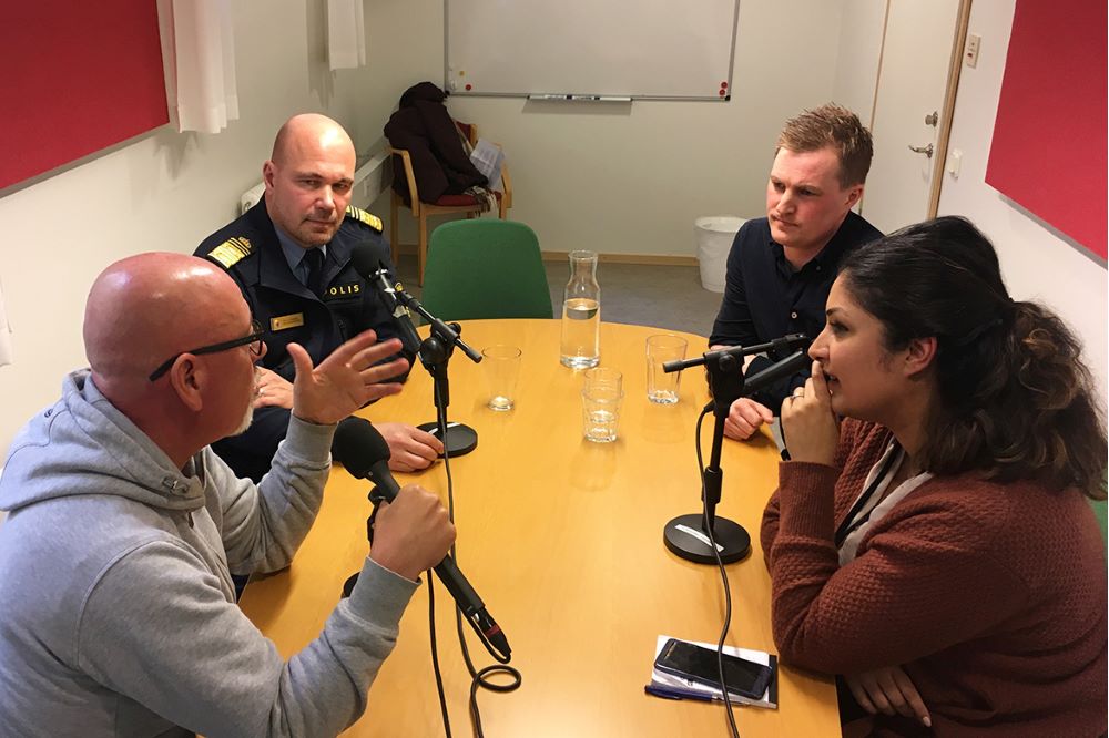 Ulf Johansson, regionpolischef i Stockholm, Varg Gyllander, chef mediecenter Stockholm, Niklas Kraft, gruppchef brott i nära relation och Sara Rehman, utredare brott i nära relation.