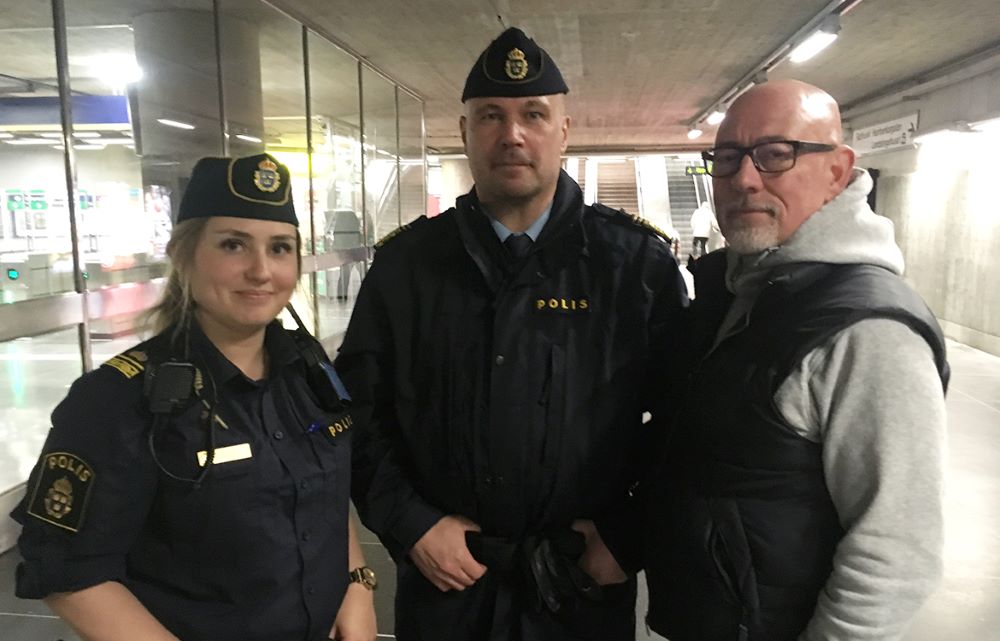 Nina, förundersökningsledare i norra Stockholm, Ulf Johansson, regionpolischef i Stockholm och Varg Gyllander, chef mediecenter Stockholm nere i en tunnelbanestation.