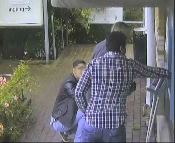 Två gärningsmän lurar av en äldre handikappad man sitt bankkort vid en bankomat.