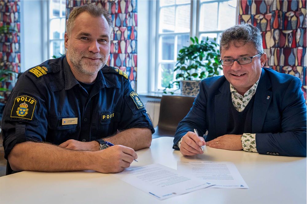 Representanter från Polisen och Trelleborgs kommun undertecknar samverkansöverenskommelse