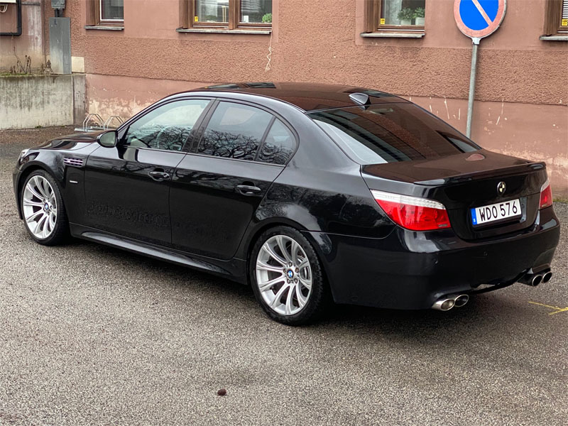 Svart BMW M5 E60 stulen i Töreboda öster om Mariestad