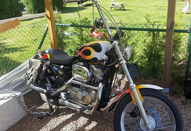 Svart Harley Davidson XL 883 med "Flames" och "Aphäng" stulen i Bjuv