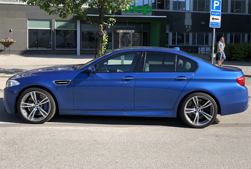 Blå metallic BMW M5 F10, stulen i Johanneshov, Stockholm
