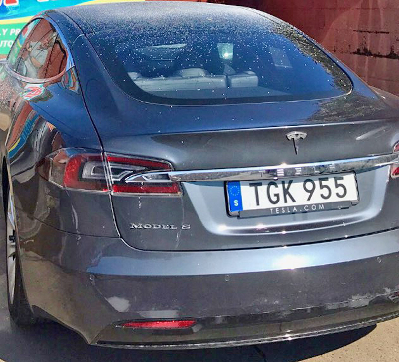 Grå metallic Tesla Model S 100D AWD stulen i Bjärred norr om Malmö 