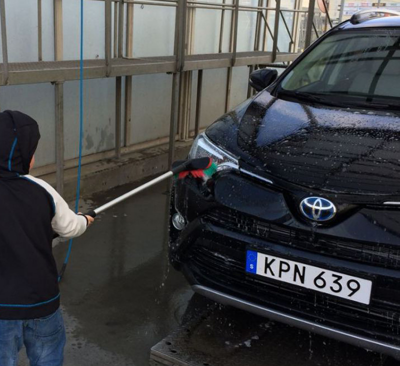 Svart Toyota RAV4 Hybrid AWD stulen i Fosie, Malmö