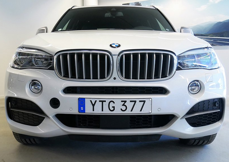 Vit BMW X5 Xdrive M5.0D stulen i Västerås