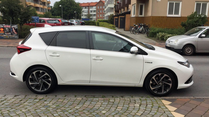Vit Toyota Auris Hybrid 1.8 stulen i Malmö