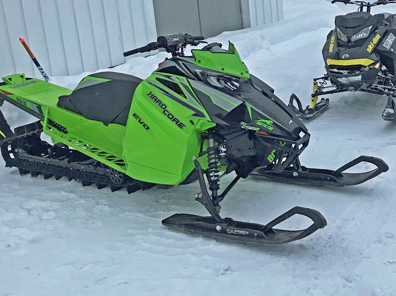 Grön snöskoter Arctic Cat M 8000 Hardcore stulen i Arvidsjaur