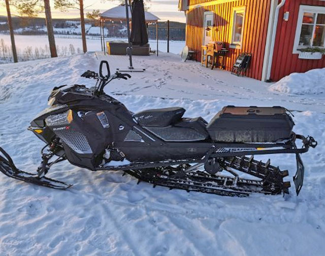 Svart Ski Doo Summit X 154 850 stulen i Klusån, Harads 
